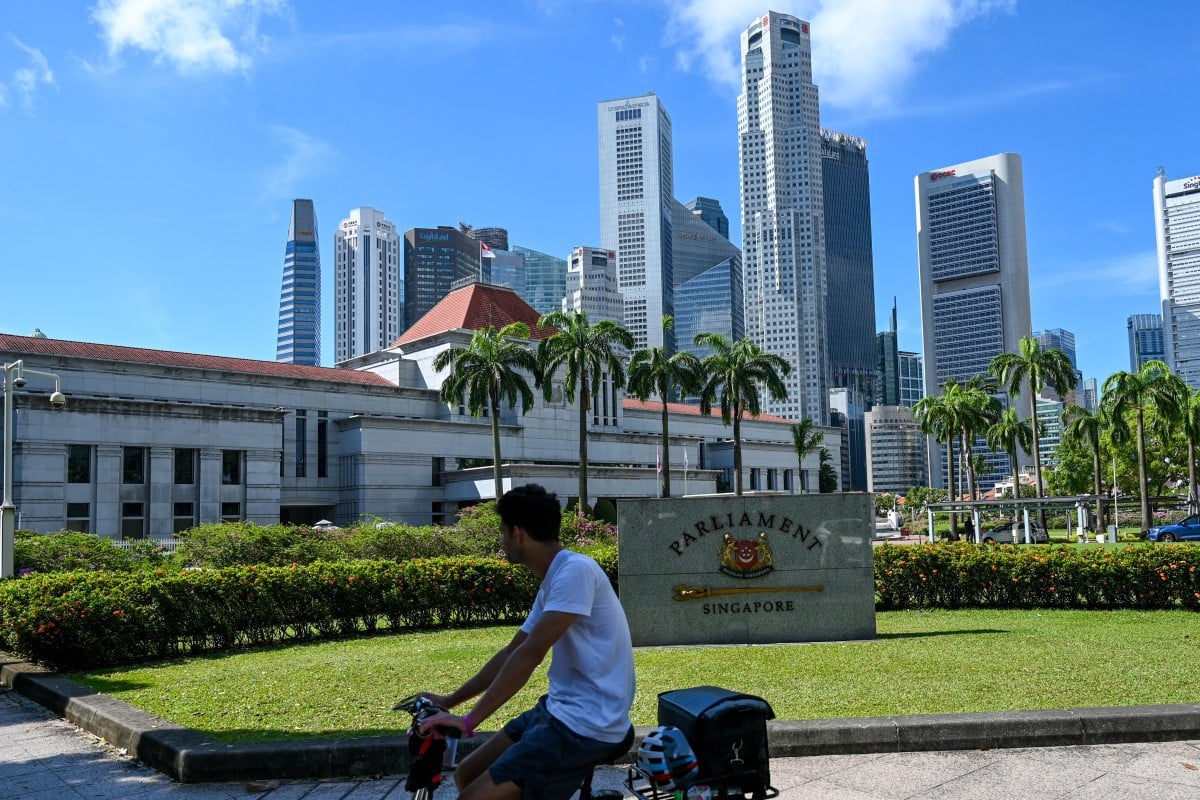 'Tough' Singapore Election Expected for Non-Lee Leader 'Tough' Singapore Election Expected for Non-Lee Leader