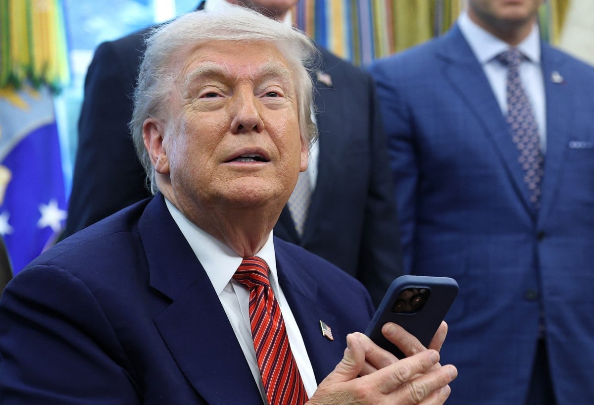 Trump extends Apple tariff threat to all smartphones