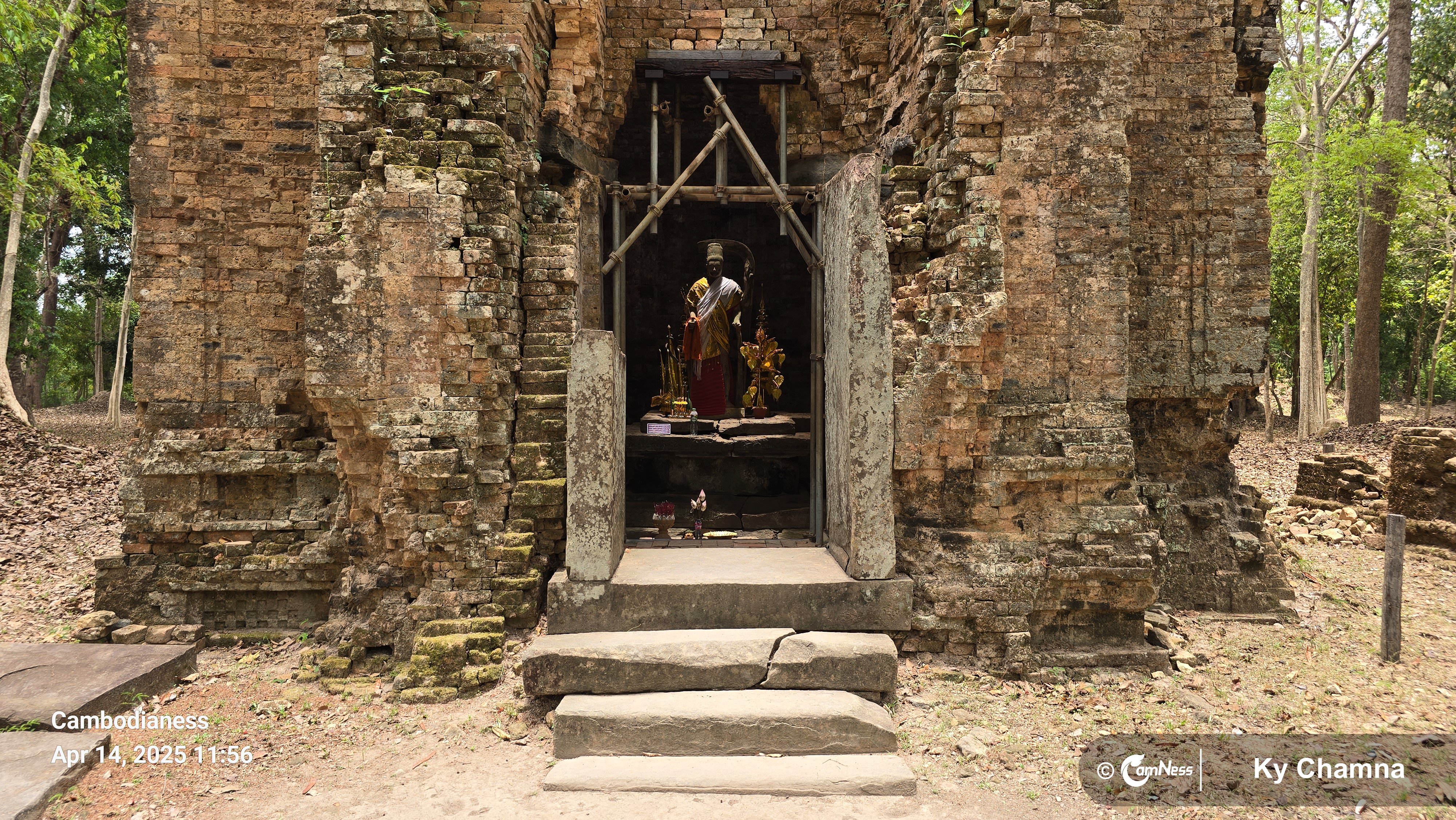 Angkor 世界遺産　女神石像 Sambuor Prei Kuk Style Sambor Prei Kuk, Cambodia - Indochina Voyages